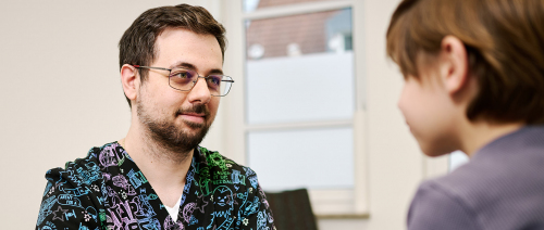 Dr. med. (Univ. Timisoara) Andreas Vesselak-Theodoratou im Patientengespräch mit einem Schulkind