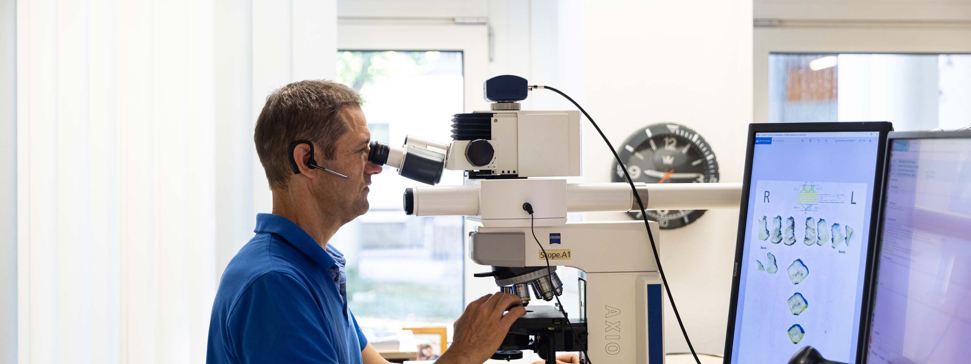 Dr. Marx am Mikroskop